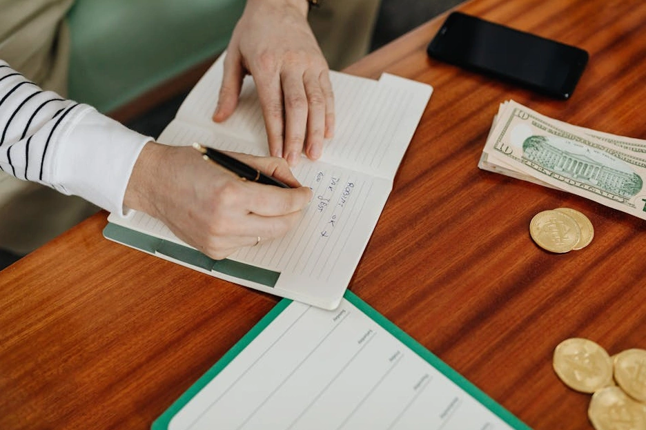 Una famiglia che discute serenamente le proprie finanze al tavolo della cucina.