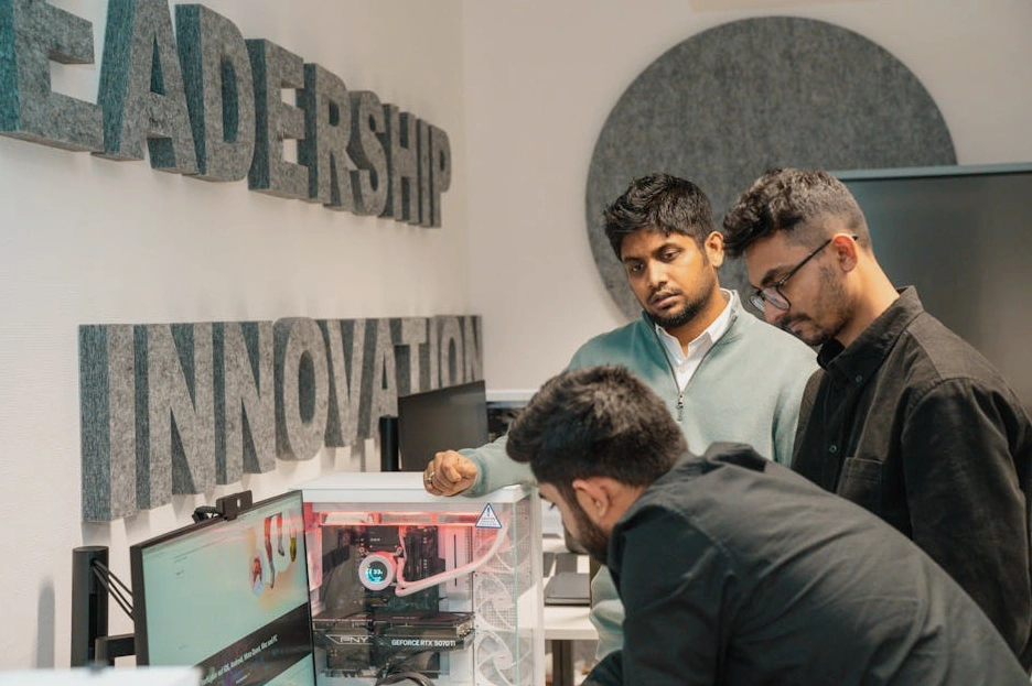 Il team di FinanzaFacile durante una riunione di brainstorming in un ufficio moderno.